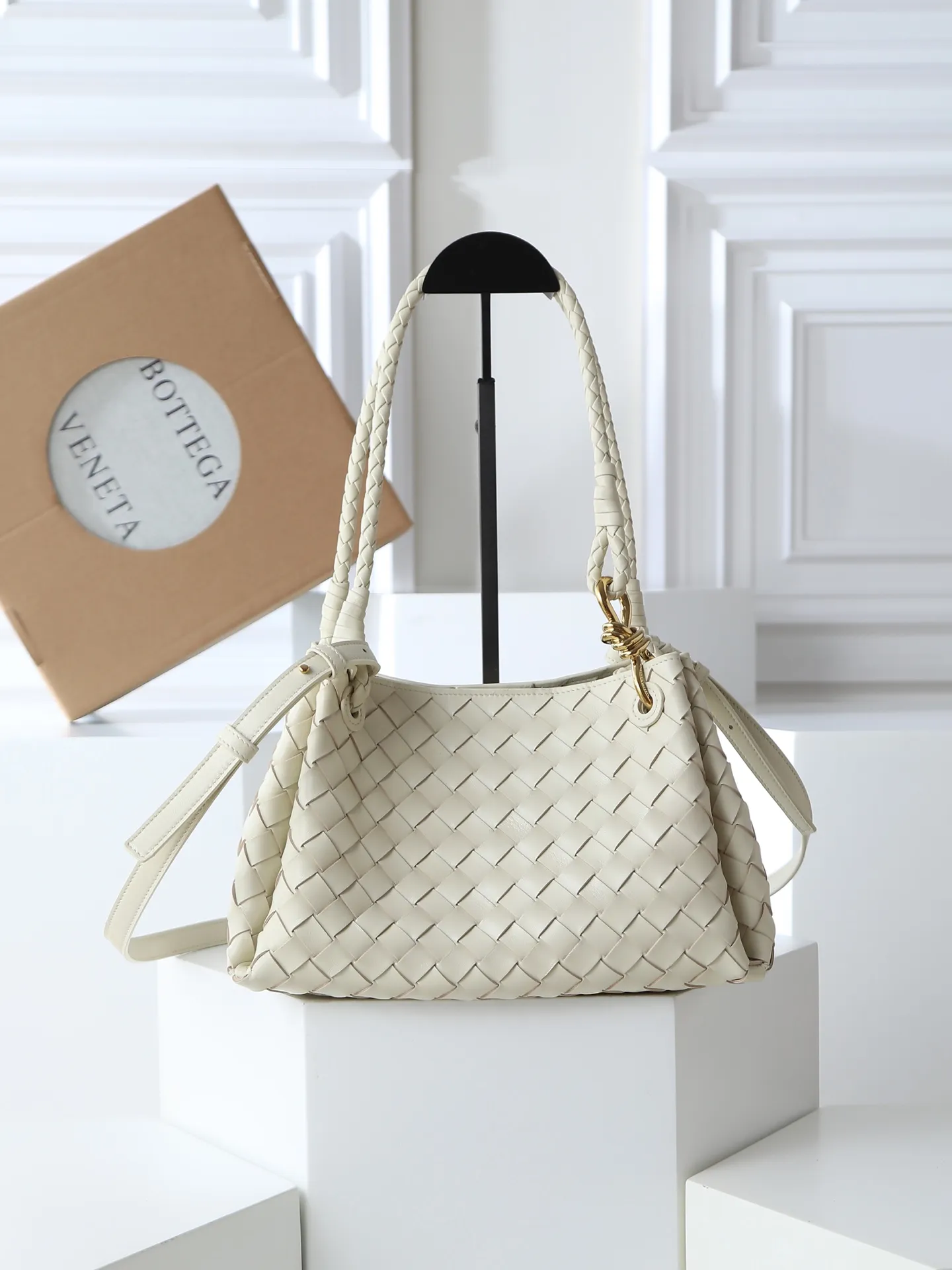 1300. BV's new intrecciato woven leather shoulder bag 🪂 835921 comes with a detachable diagonal shoulder strap and comes with a mini bag inside. The appearance retains the unique design of BV woven leather. The parachute bag is a bag that makes people fall in love before seeing the real thing. The small golden knot embellishment is full of simple and high-end sense to meet your needs in different occasions. Size: 29.5X18.5X17.5cm